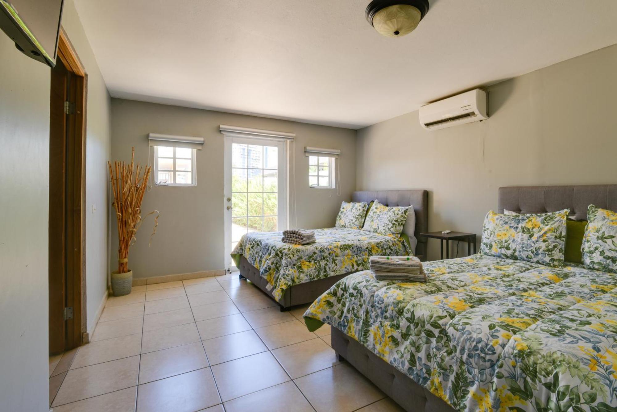 House Near With Private Pool And Deck! *