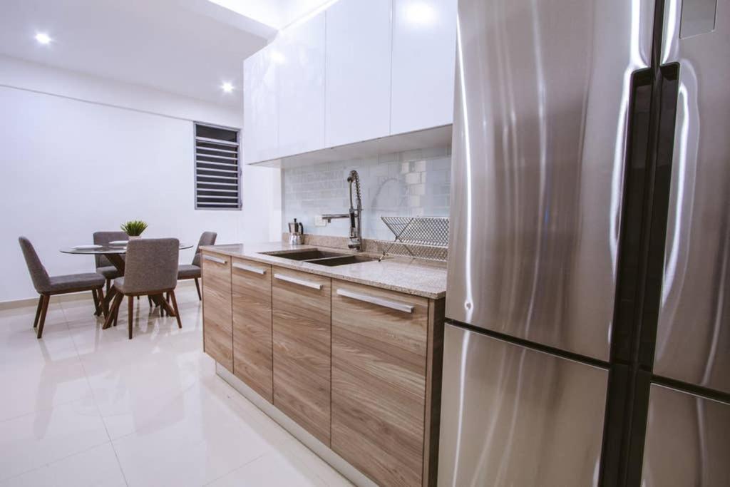 Two Bedroom Apt In Old Sj Five Min Walking From The Beach - Sevilla Court I Apartamento *