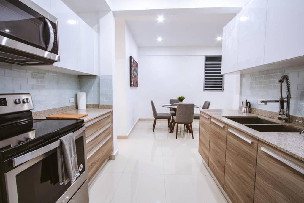 Two Bedroom Apt In Old Sj Five Min Walking From The Beach - Sevilla Court I Apartamento *