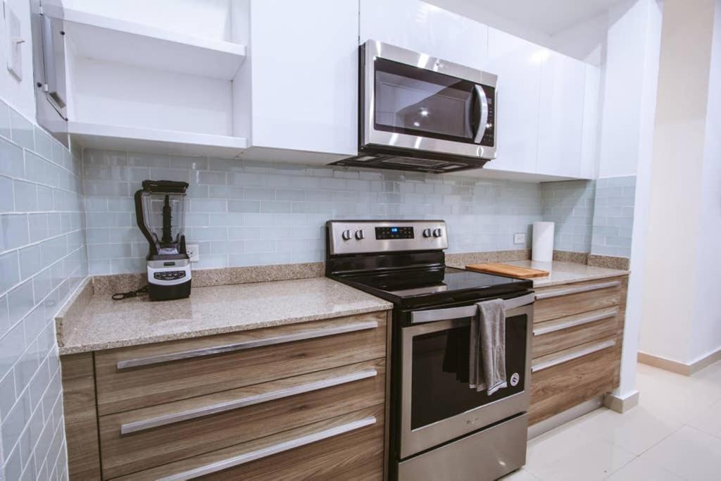 Two Bedroom Apt In Old Sj Five Min Walking From The Beach - Sevilla Court I Apartamento *