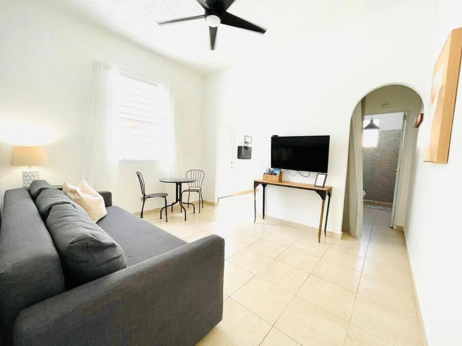 A1-cozy 1 Bed-fast Wifi, Walk To Markets, Eateries Apartment San Juan