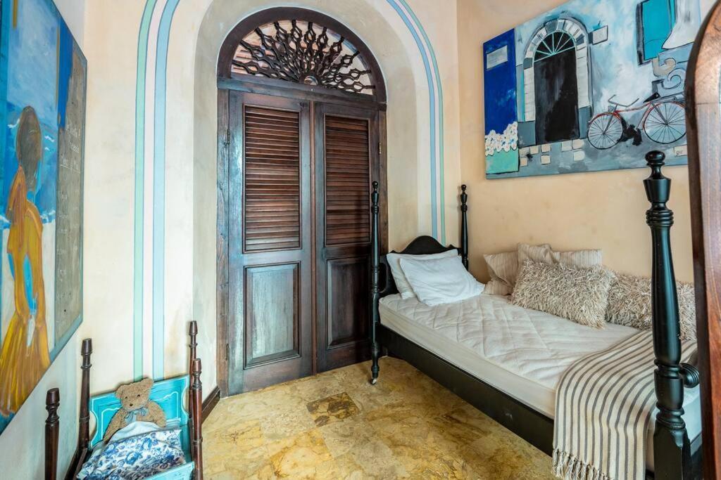 Charming Retreat In Old *
