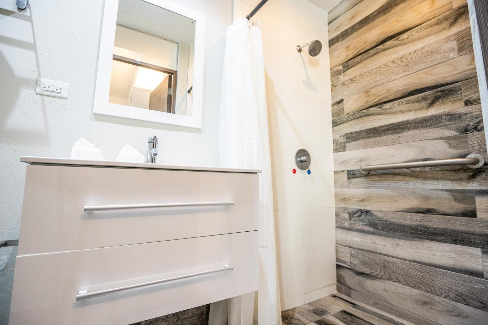Tapia Haus 103 - Vibes Within Walking Distance Hotel