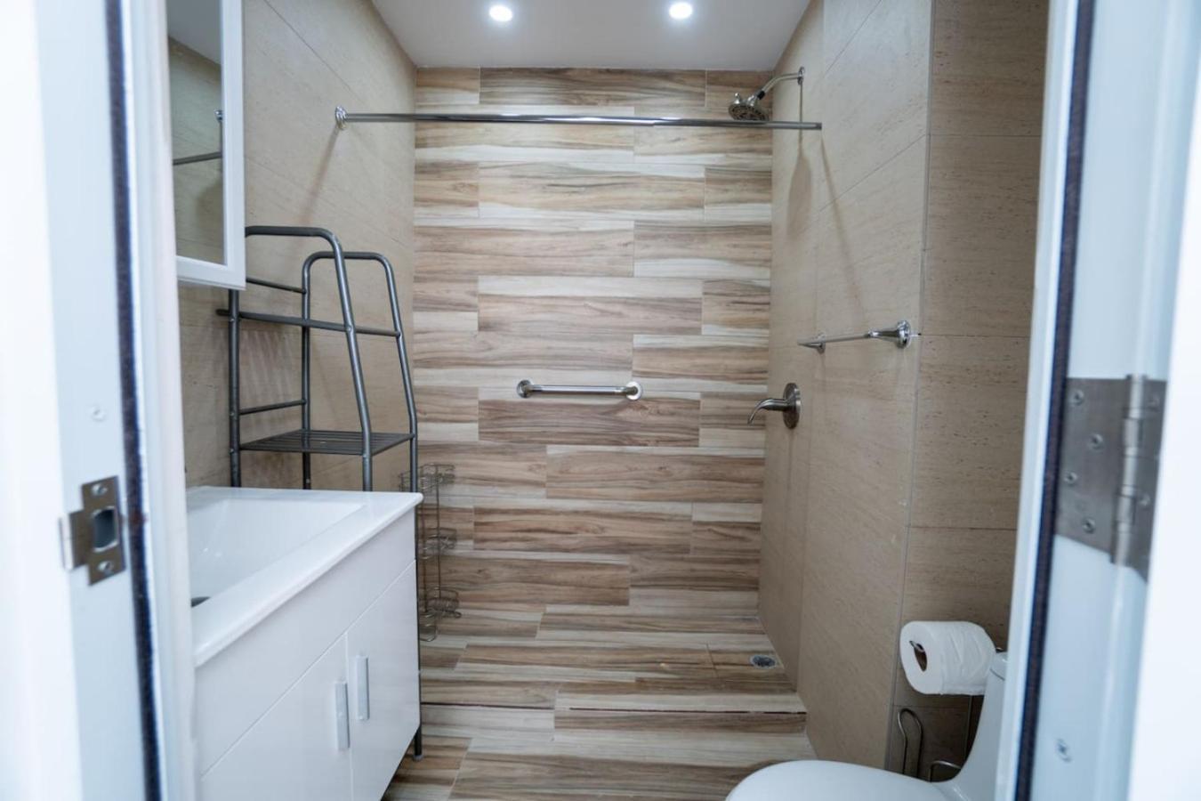Modern 2-bedroom In Historic Old Apartamento