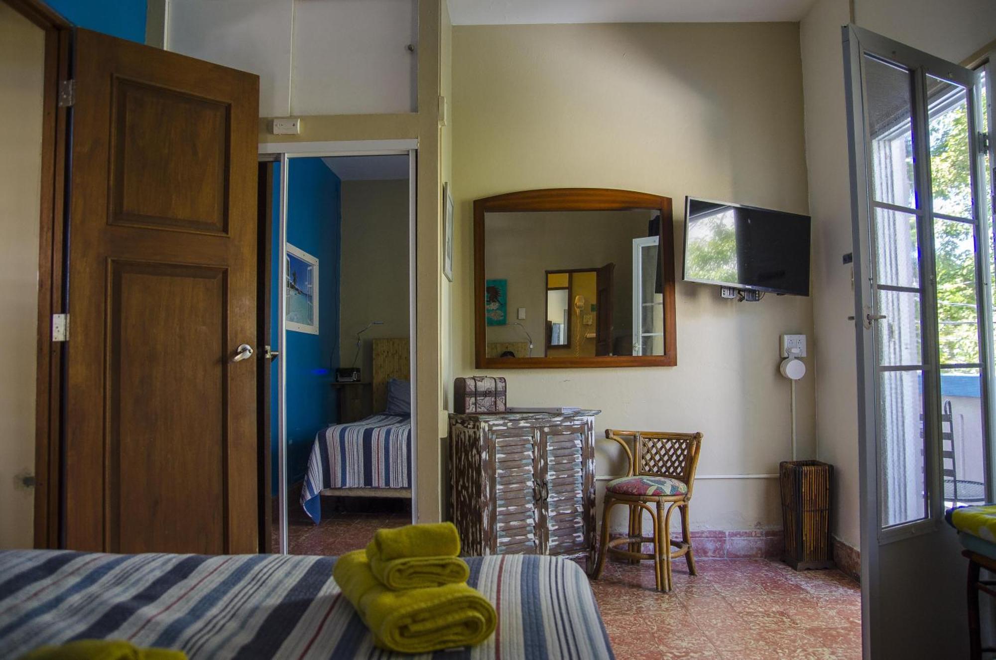 King Sling Room, Between Pool And Jacuzzi - Enjoy! (adults Only) *