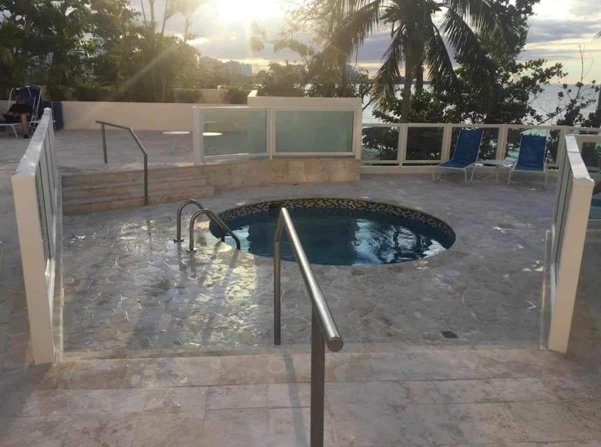 Steps From The - Dining & Nightlife Nearby Apartment *