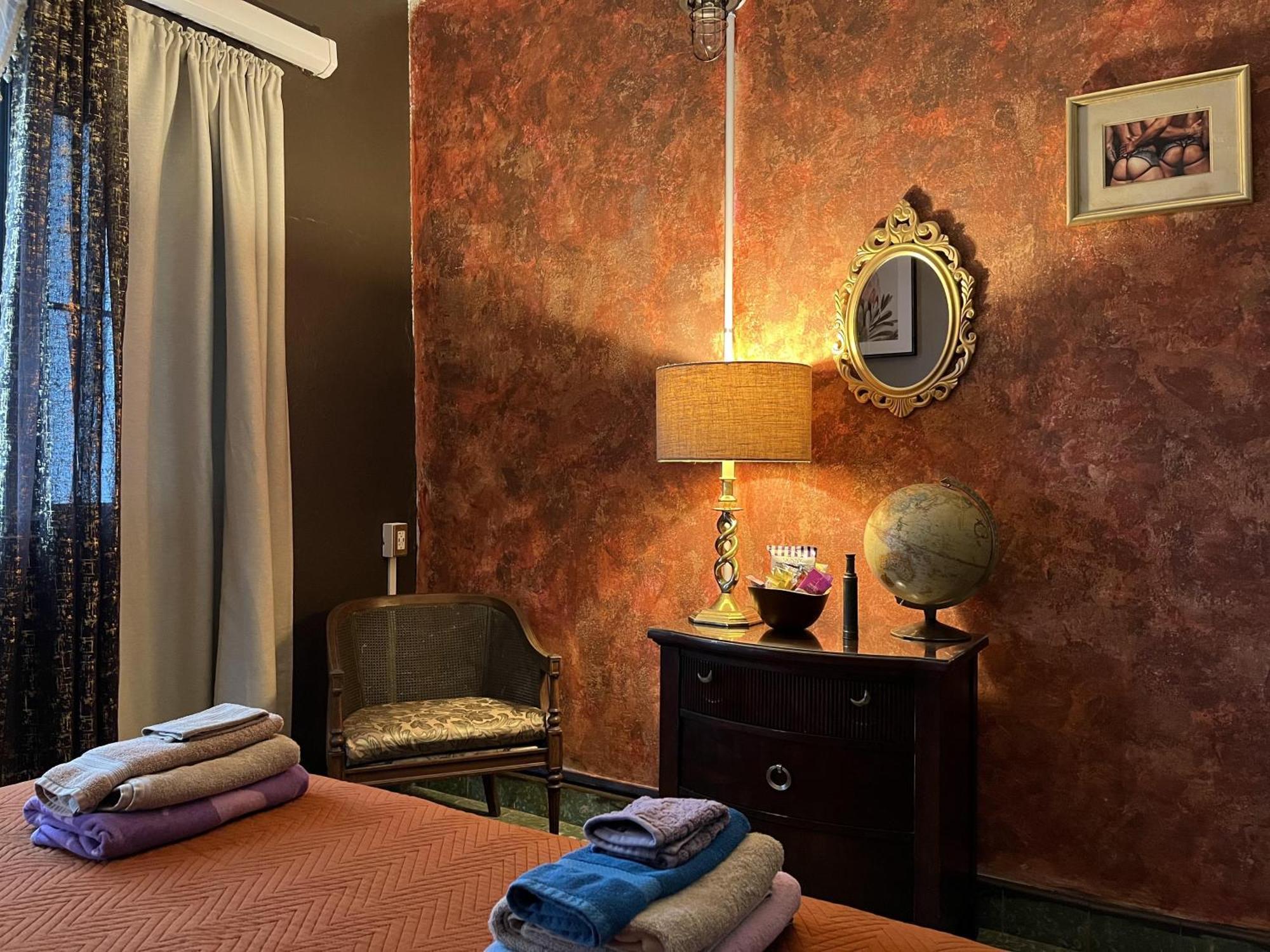 King Sling Room, Between Pool And Jacuzzi - Enjoy! (adults Only) *