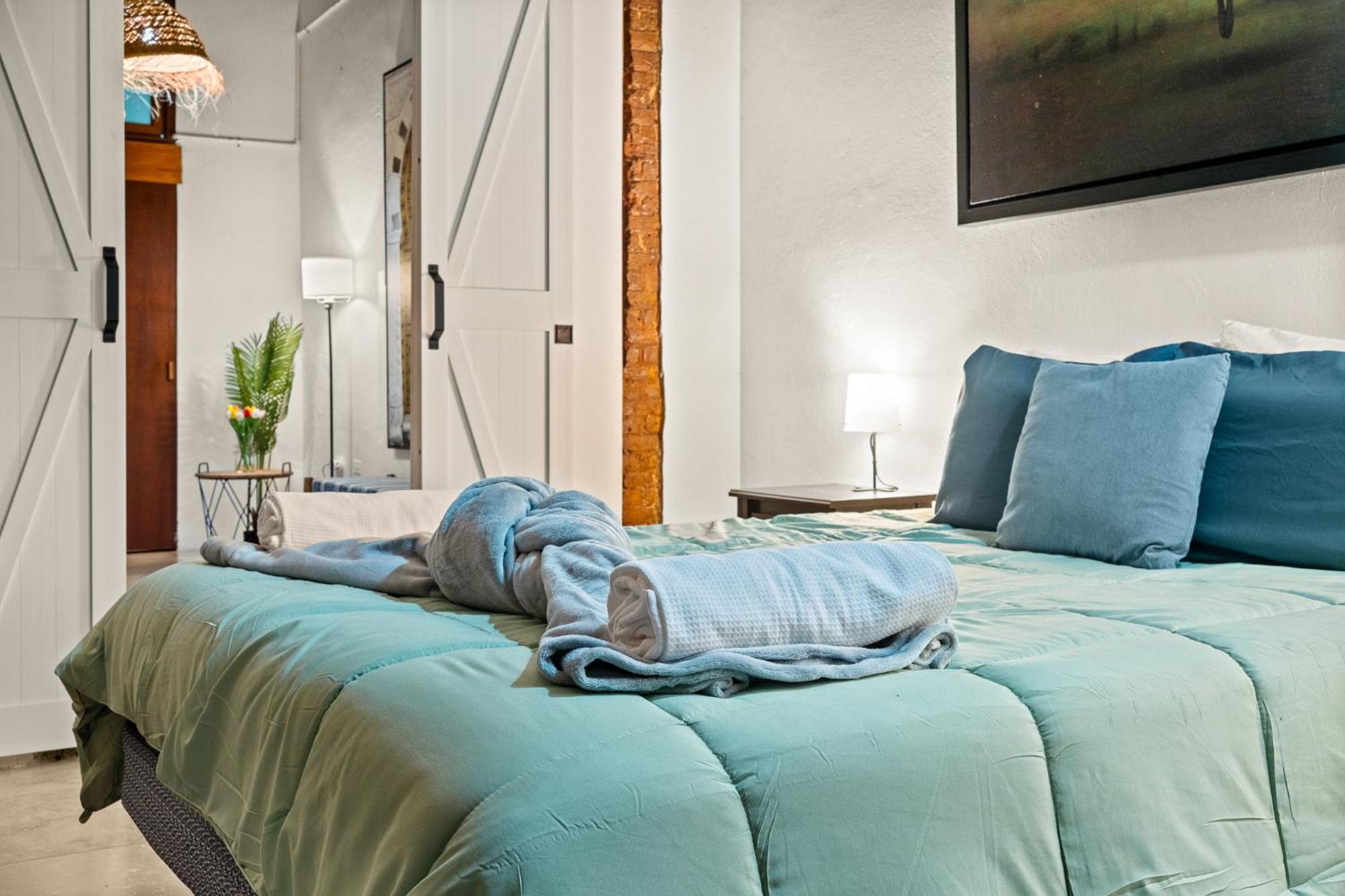 Opal Penthouse - Balcony View - 5 Bedrooms
