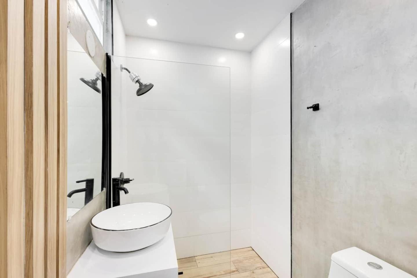 Amazing Group Near Beach, Nightlife For 18