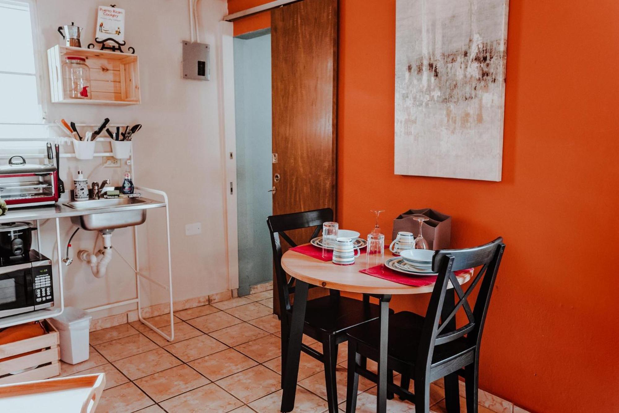 2 Cozy College Student With Ac, Wi-fi, Kitchenette Apartment *