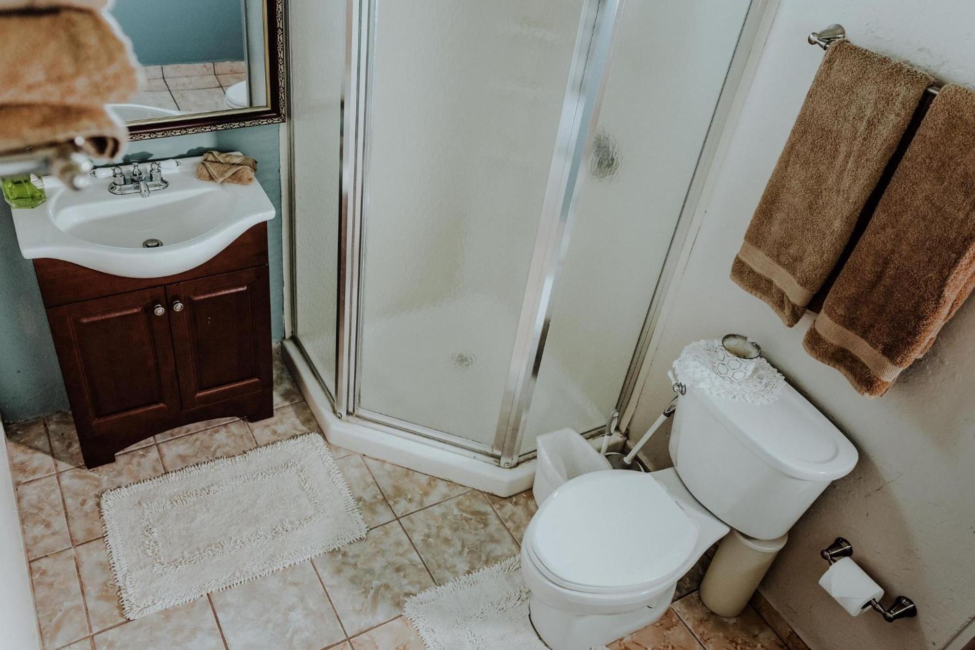 2 Cozy College Student With Ac, Wi-fi, Kitchenette Apartment *