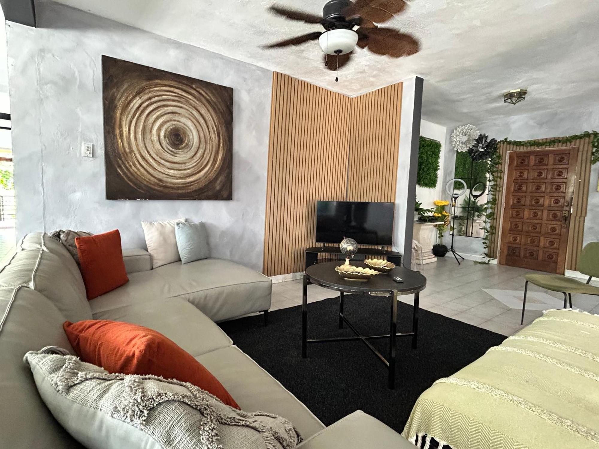 Сasa de vacaciones Big House Next To The Airport