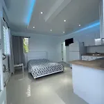 1058 Modern Hotel