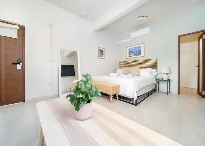 Room 16 Grand King Suite With Desk & Sofa Bed