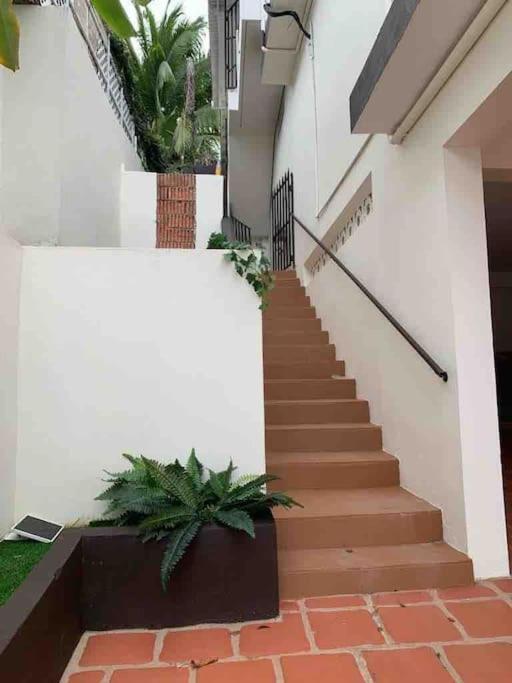 Private In Duplex W 4 Baths Fq Beds 1-3ppl Habitación en casa particular