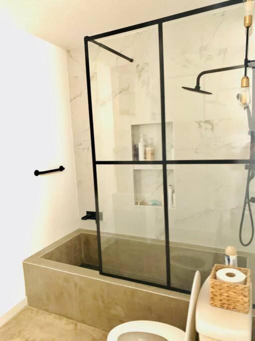 Private In Duplex W 4 Baths Fq Beds 1-3ppl Habitación en casa particular San Juan