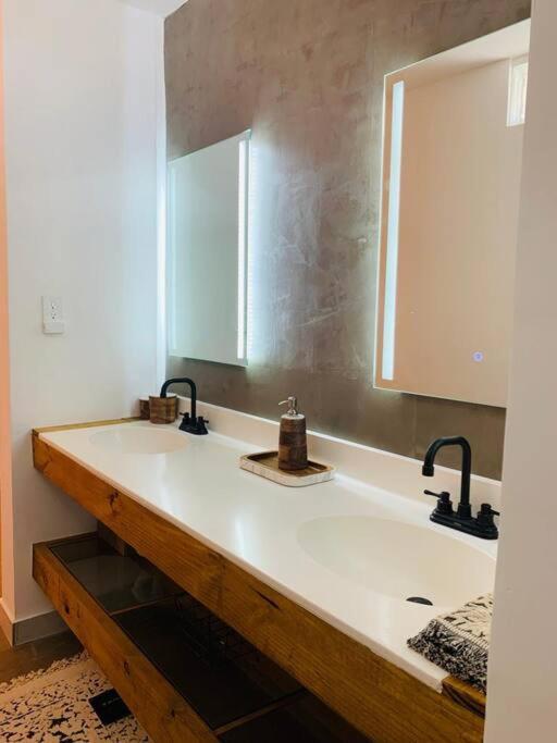 Habitación en casa particular Private In Duplex W 4 Baths Fq Beds 1-3ppl