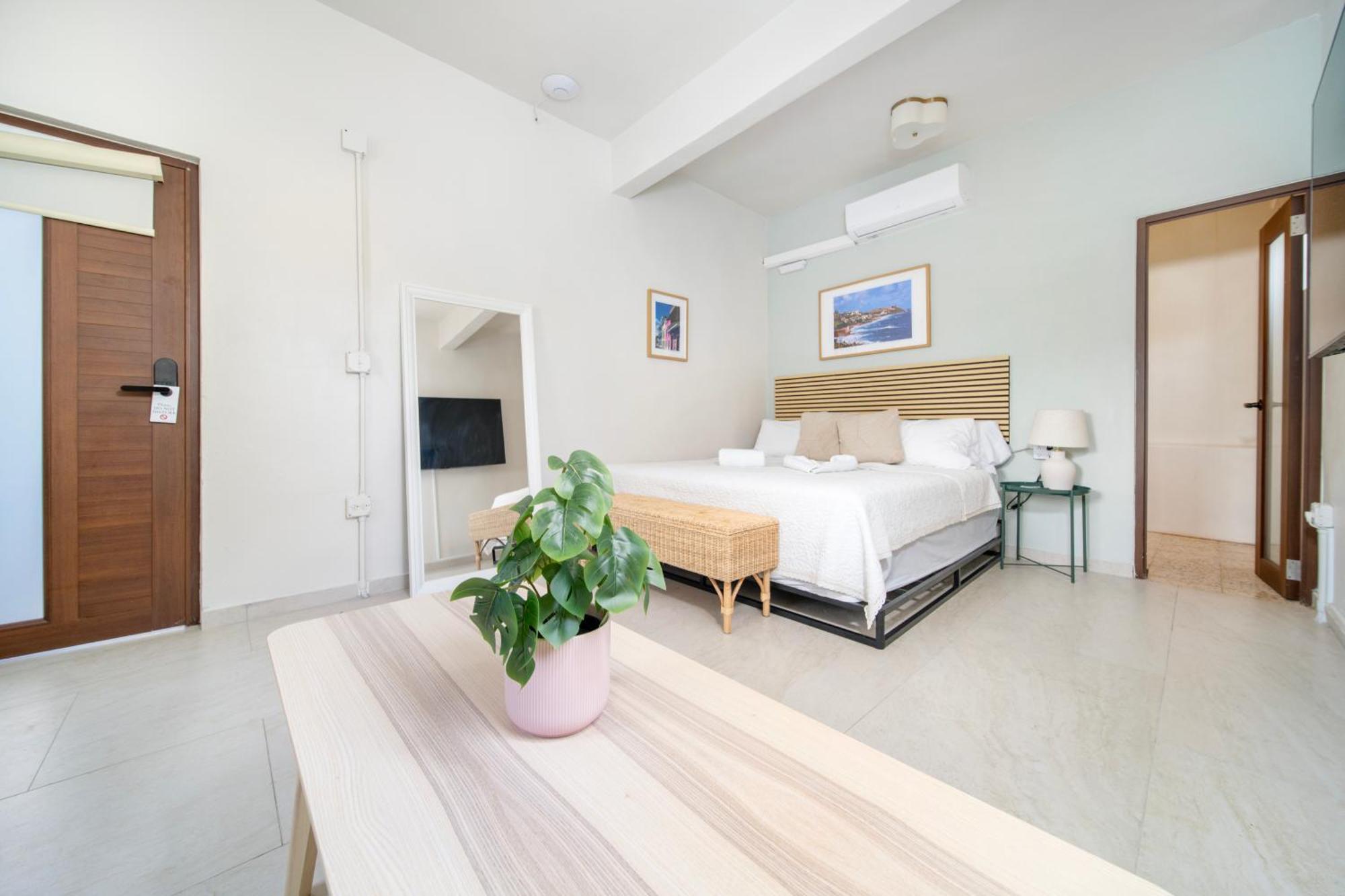 16 Grand King With Desk & Sofa Bed