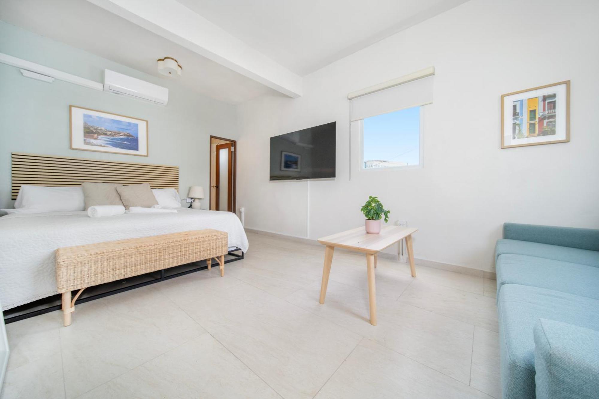 16 Grand King With Desk & Sofa Bed