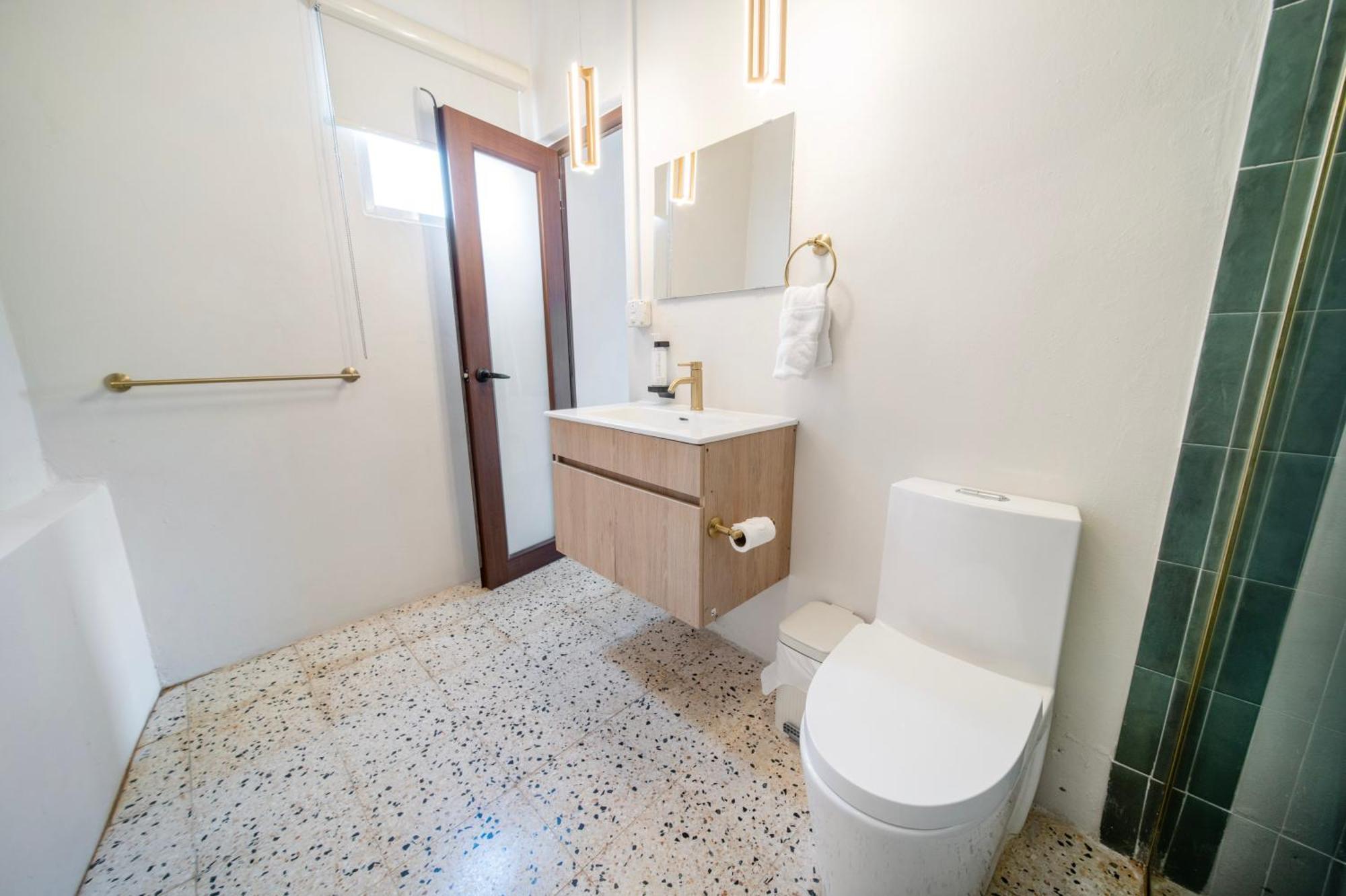 16 Grand King With Desk & Sofa Bed Hotel *