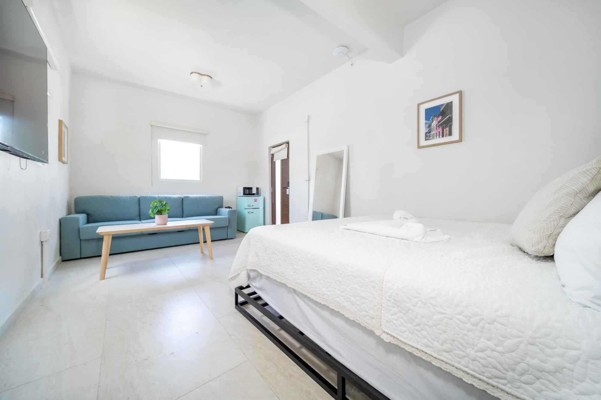 Hotel 16 Grand King With Desk & Sofa Bed *